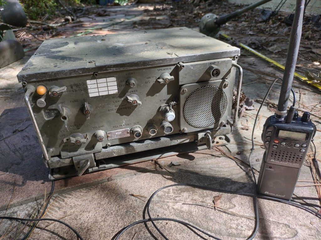 MILITARY RADIO RT-524 INCL MOUNT VRC-47 RT524 Vietnam Jeep M151 Humvee HMMWV