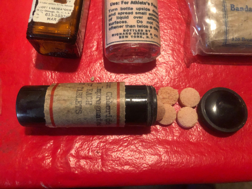 US Army USMC Jungle First Aid Kit Pouch Contents WW II KW Medic Corpsman 1st