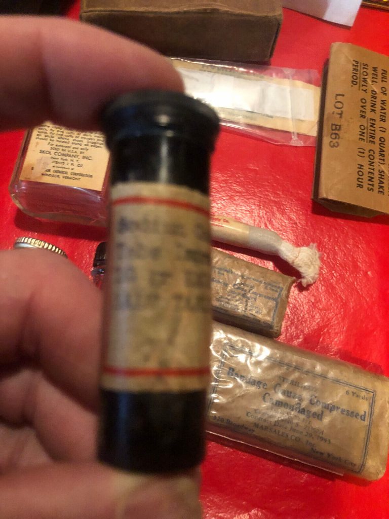 US Army USMC Jungle First Aid Kit Pouch Contents WW II KW Medic Corpsman 1st