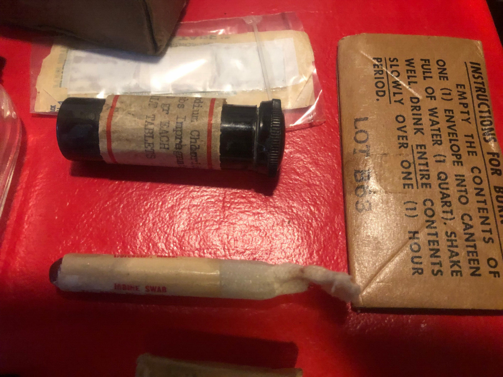 US Army USMC Jungle First Aid Kit Pouch Contents WW II KW Medic Corpsman 1st