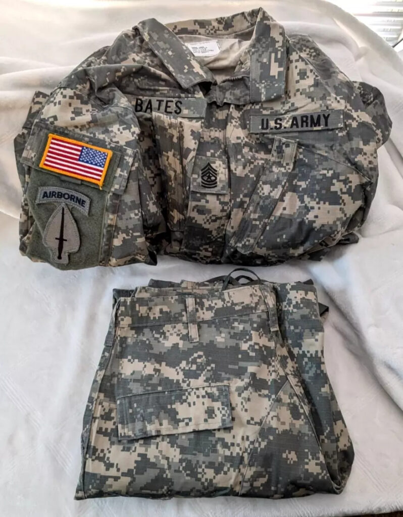 US Army Airborne Sergeant ACU Digital Camo Combat Uniform Pants Jacket Med/large
