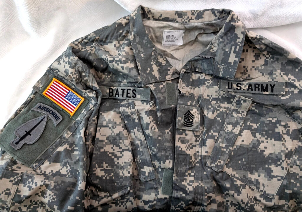 US Army Airborne Sergeant ACU Digital Camo Combat Uniform Pants Jacket Med/large