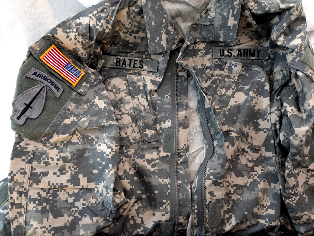 US Army Airborne Sergeant ACU Digital Camo Combat Uniform Pants Jacket Med/large